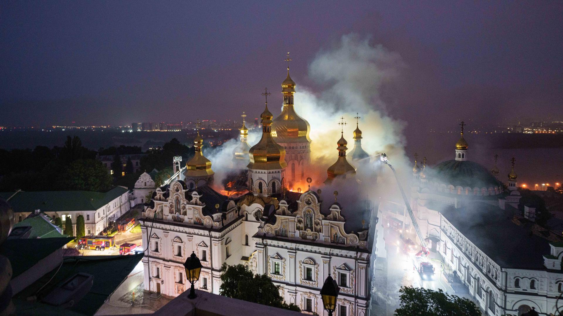 Rettungskräfte versuchen, einen Brand in der Mariä-Entschlafens-Kathedrale in Kiew zu löschen.