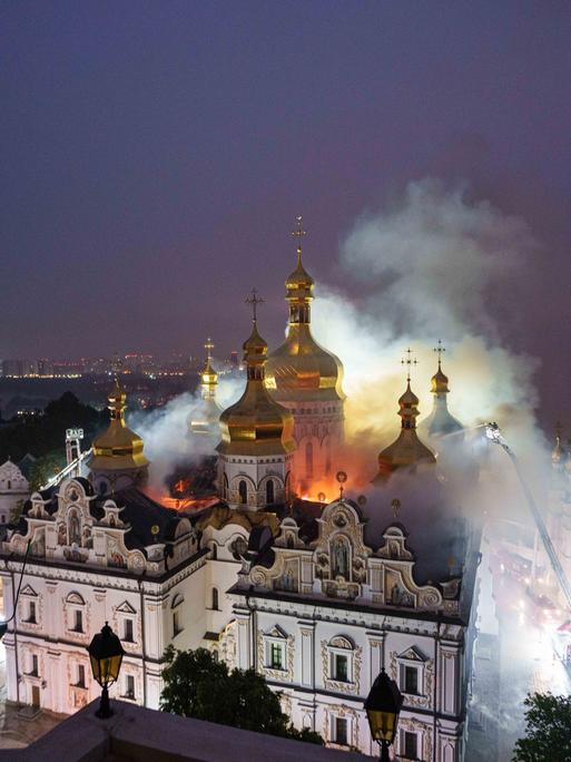 Rettungskräfte versuchen, einen Brand in der Mariä-Entschlafens-Kathedrale in Kiew zu löschen.