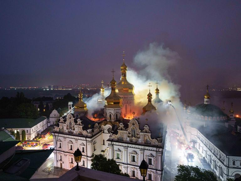 Rettungskräfte versuchen, einen Brand in der Mariä-Entschlafens-Kathedrale in Kiew zu löschen.