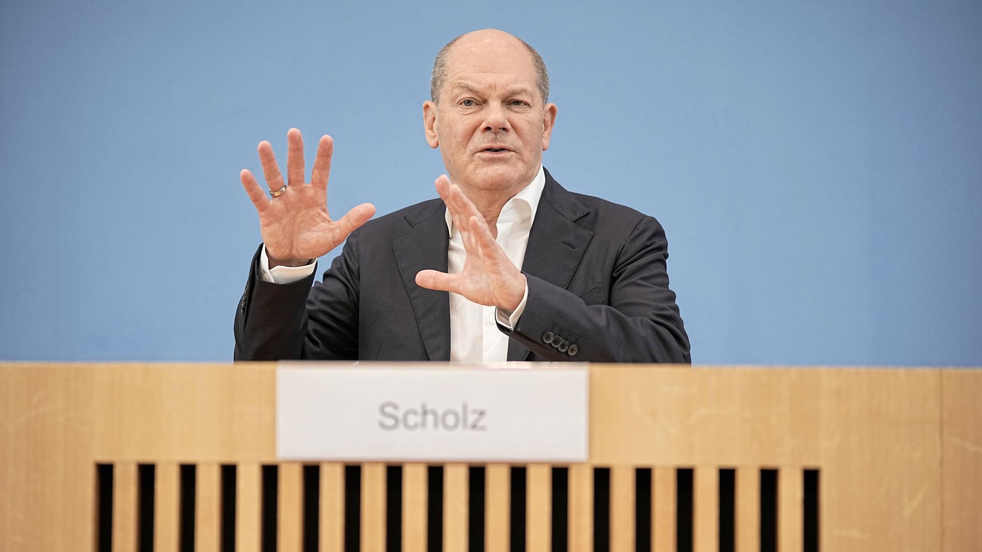 Bundeskanzler Olaf Scholz (SPD) spricht auf der Sommer-Pressekonferenz im Haus der Bundespressekonferenz.