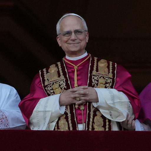 Der neu gewählte Papst, Leo XIV, steht auf dem Balkon des Petersdoms im Vatikan am 8. Mai 2025. Seine Hände sind gefaltet und er hat ein Lächeln auf den Lippen - Er scheint sichtlich glücklich über sein neues Amt.