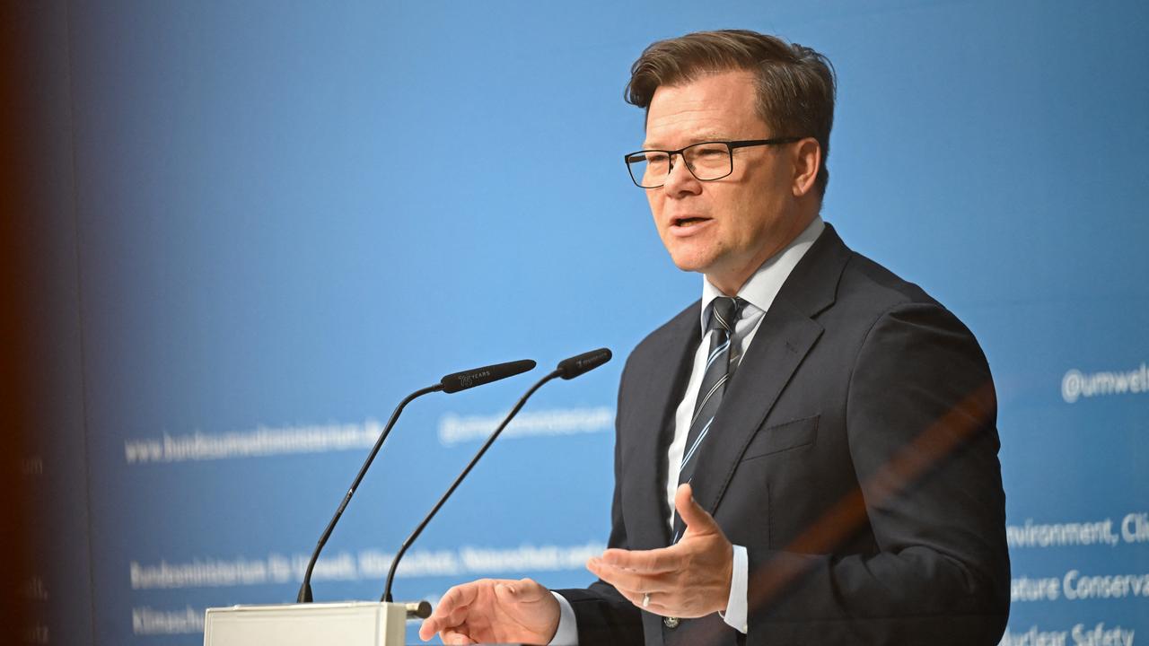 Bundesumweltminister Carsten Schneider steht vor einer blauen Wand und spricht in ein Mikrofon. Auf der Wand prangen weiße Schriftzüge der Konferenz "Zukunft=Wasser".