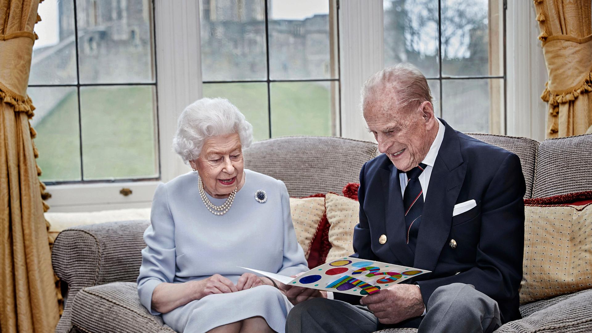 Die Queen sitzt mit Prince Philip im November 2020 auf einem Sofa Die Queen sitzt mit Prince Philip im November 2020 auf einem Sofa