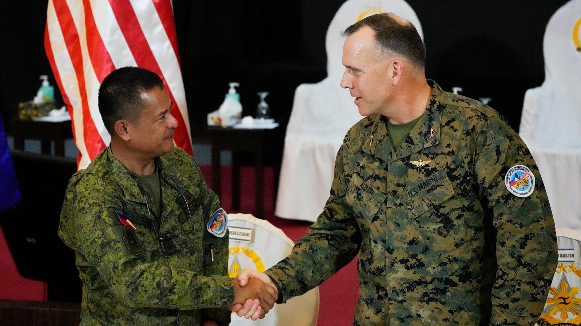 Philippinen, Quezon: Generalmajor Eric Austin (r), Übungsleiter der US Marine Corp, und Generalmajor Marvin Licudin, Übungsleiter der philippinischen Armee, schütteln sich bei der Eröffnungszeremonie einer gemeinsamen Militärübung unter der Flagge "Balikatan" die Hände.
