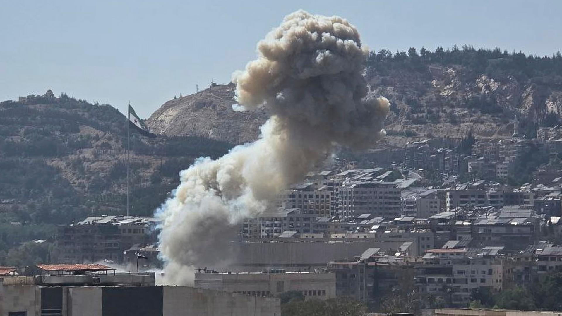 Damaskus: Auf diesem von der offiziellen syrischen Nachrichtenagentur SANA veröffentlichten Foto steigt Rauch nach einem israelischen Luftangriff auf, der das syrische Verteidigungsministerium getroffen hat.