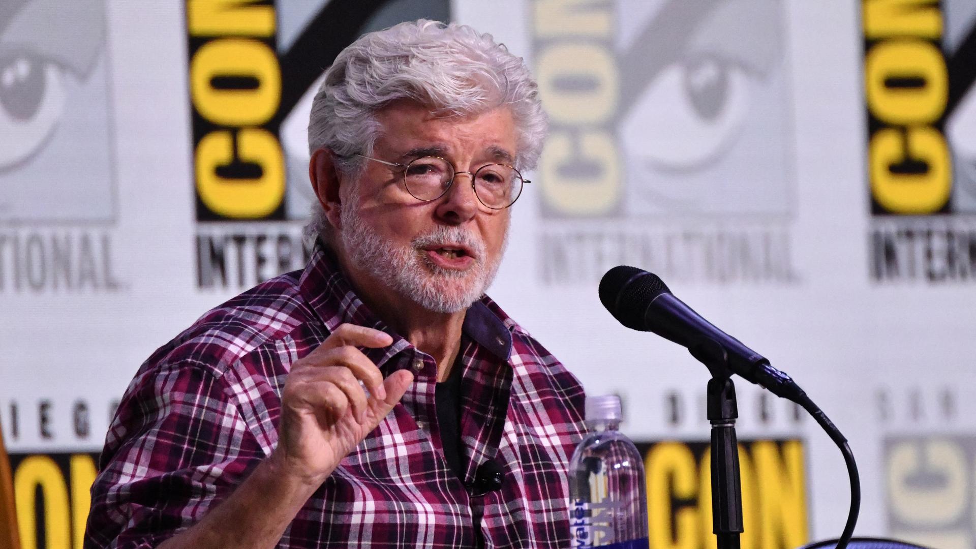 Der US-amerikanische Filmemacher George Lucas spricht während der Sneak Peek-Veranstaltung des Lucas Museum of Narrative Art-Panels in Halle H des Kongresszentrums während der Comic Con International in San Diego, Kalifornien. Der US-amerikanische Filmemacher George Lucas spricht während der Sneak Peek-Veranstaltung des Lucas Museum of Narrative Art-Panels in Halle H des Kongresszentrums während der Comic Con International in San Diego, Kalifornien.