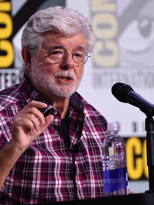Der US-amerikanische Filmemacher George Lucas spricht während der Sneak Peek-Veranstaltung des Lucas Museum of Narrative Art-Panels in Halle H des Kongresszentrums während der Comic Con International in San Diego, Kalifornien.