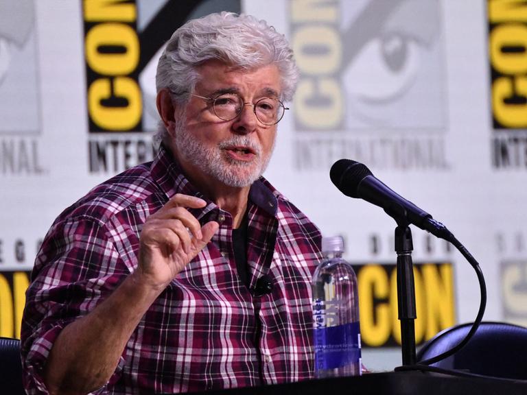 Der US-amerikanische Filmemacher George Lucas spricht während der Sneak Peek-Veranstaltung des Lucas Museum of Narrative Art-Panels in Halle H des Kongresszentrums während der Comic Con International in San Diego, Kalifornien.