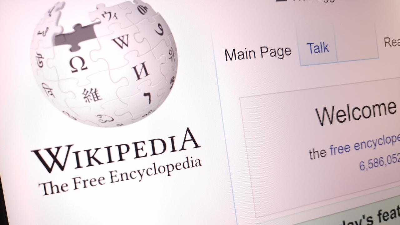 Englischsprachige Startseite von Wikipedia auf einem Laptop-Bildschirm.