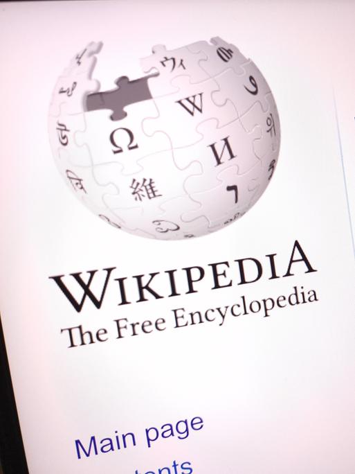 Englischsprachige Startseite von Wikipedia auf einem Laptop-Bildschirm.