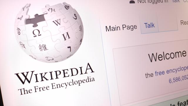 Englischsprachige Startseite von Wikipedia auf einem Laptop-Bildschirm.