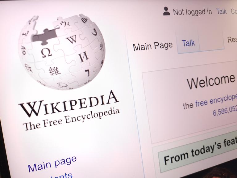 Englischsprachige Startseite von Wikipedia auf einem Laptop-Bildschirm.