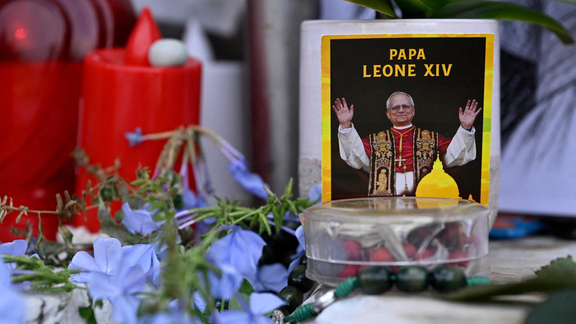 Blumen, Kerzen und ein Bild vom Papst stehen vor der Gemelli-Klinik, wo Leo XIV. vor kurzem operiert wurde. 