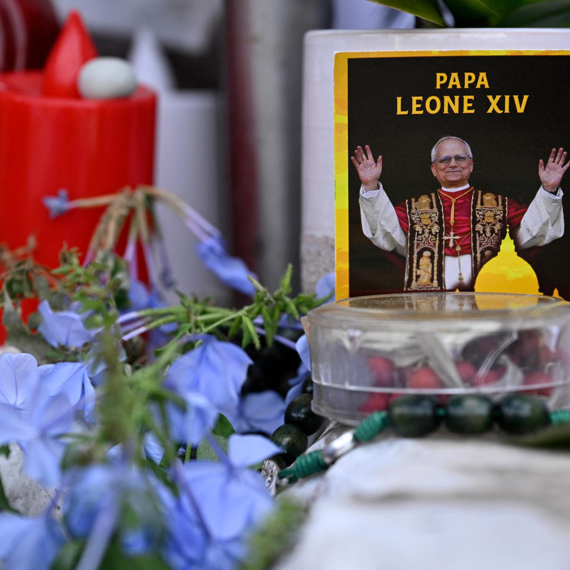 Blumen, Kerzen und ein Bild vom Papst stehen vor der Gemelli-Klinik, wo Leo XIV. vor kurzem operiert wurde. 