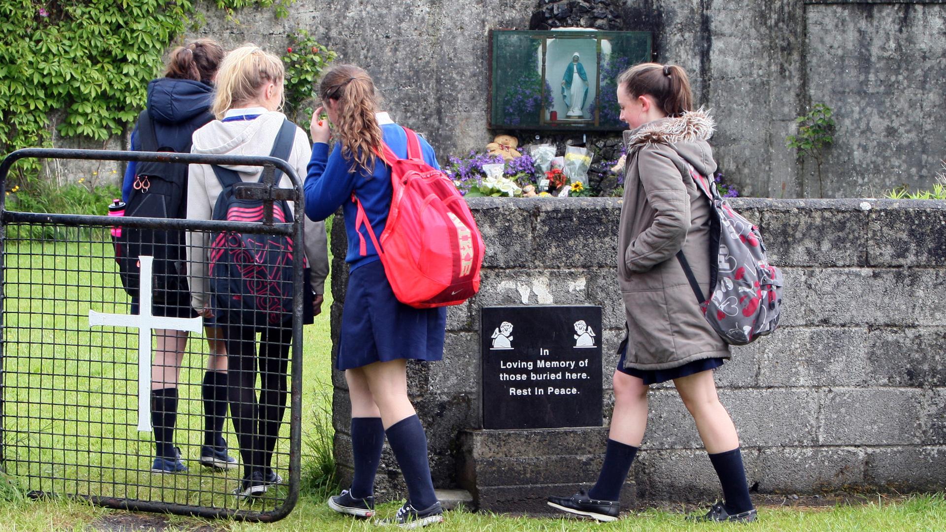 Schülerinnen auf dem Weg zu der Gedenkstätte auf dem Friedhof in Tuam, Irland. Zum Gedenken an die 796 Babies und Kinder, deren Überreste auf dem Gelände des ehemaligen katholischen Heims für unverheiratete Mütter vermutet werden. Schülerinnen auf dem Weg zu der Gedenkstätte auf dem Friedhof in Tuam, Irland. Zum Gedenken an die 796 Babies und Kinder, deren Überreste auf dem Gelände des ehemaligen katholischen Heims für unverheiratete Mütter vermutet werden.