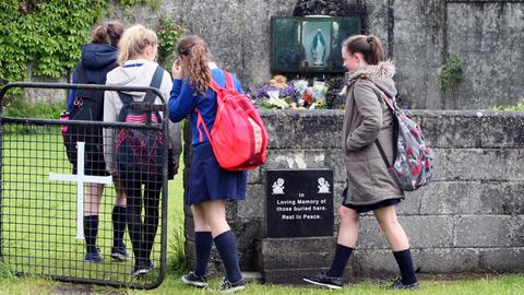 Schülerinnen auf dem Weg zu der Gedenkstätte auf dem Friedhof in Tuam, Irland. Zum Gedenken an die 796 Babies und Kinder, deren Überreste auf dem Gelände des ehemaligen katholischen Heims für unverheiratete Mütter vermutet werden.
