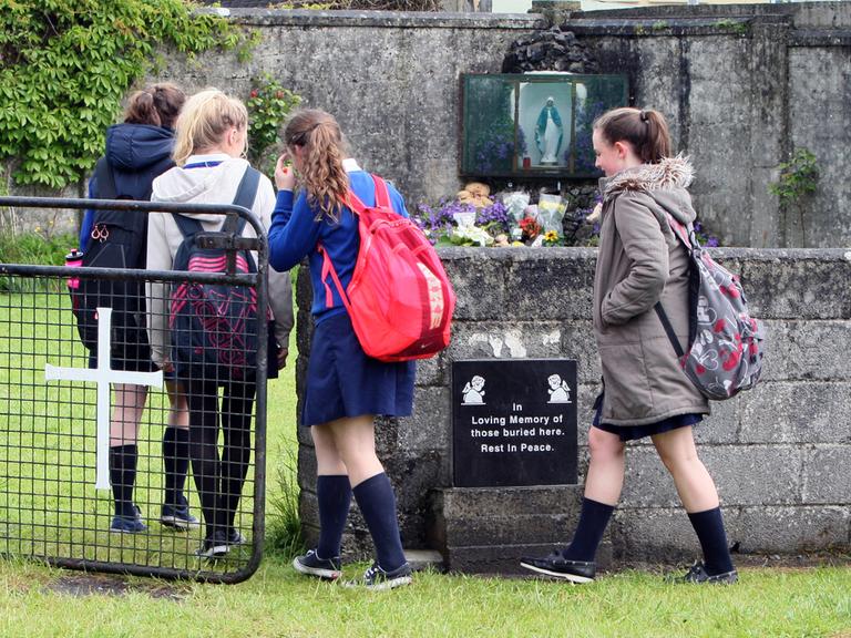 Schülerinnen auf dem Weg zu der Gedenkstätte auf dem Friedhof in Tuam, Irland. Zum Gedenken an die 796 Babies und Kinder, deren Überreste auf dem Gelände des ehemaligen katholischen Heims für unverheiratete Mütter vermutet werden.