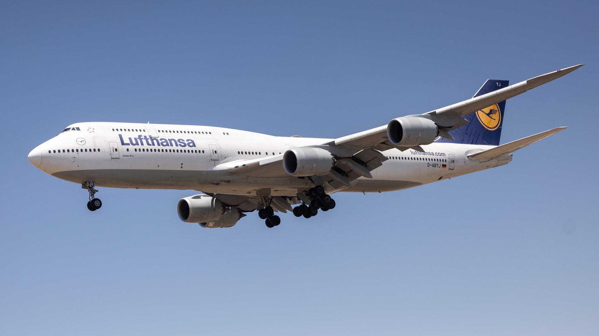 Ein Lufthansa-Flugzeug im Landeanflug auf Los Angeles.