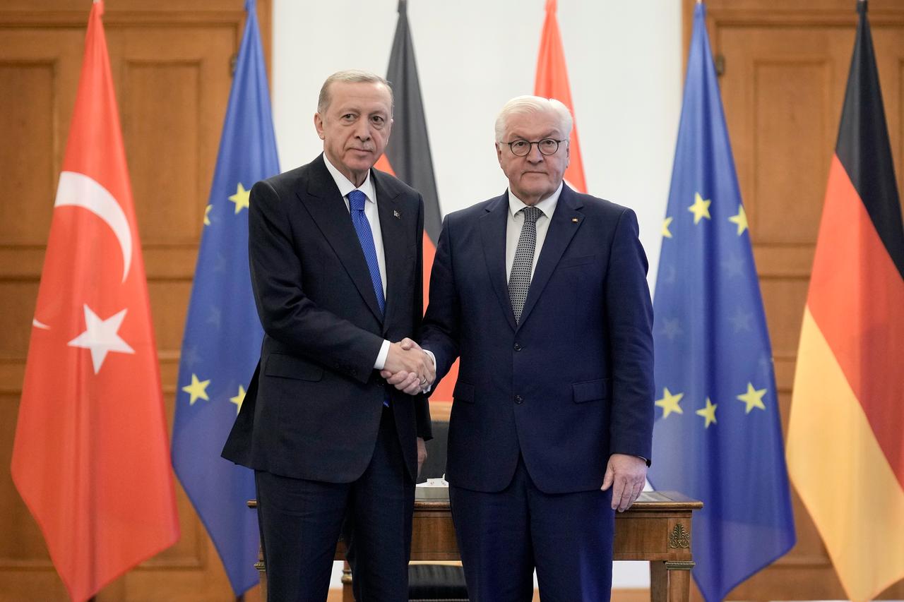 Der türkische Präsident Erdogan und Bundespräsident Steinmeier geben sich die Hand.