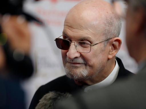 Autor Salman Rushdie in einer Nahaufnahme bei der PEN America Literary Gala 2023 im American Museum of Natural History 