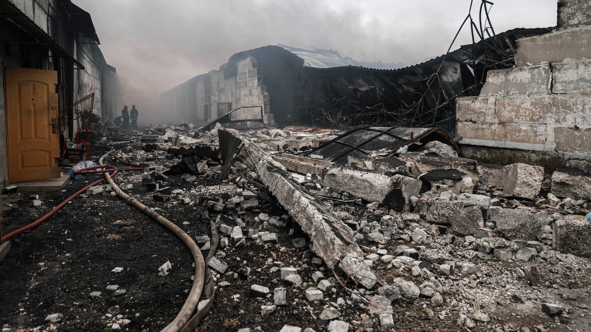 Das Foto zeigt Löscharbeiten nach einem russischen Drohnenangriff in der Region Odessa im Oktober 2025.