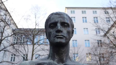 Kopf der Bronzestatue eines jungen Mannes vor der Gedenkstätte Deutscher Widerstand an der Berliner Stauffenbergstraße