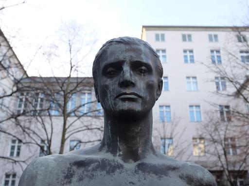 Kopf der Bronzestatue eines jungen Mannes vor der Gedenkstätte Deutscher Widerstand an der Berliner Stauffenbergstraße.