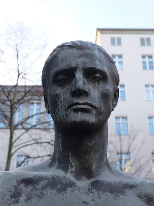 Kopf der Bronzestatue eines jungen Mannes vor der Gedenkstätte Deutscher Widerstand an der Berliner Stauffenbergstraße
