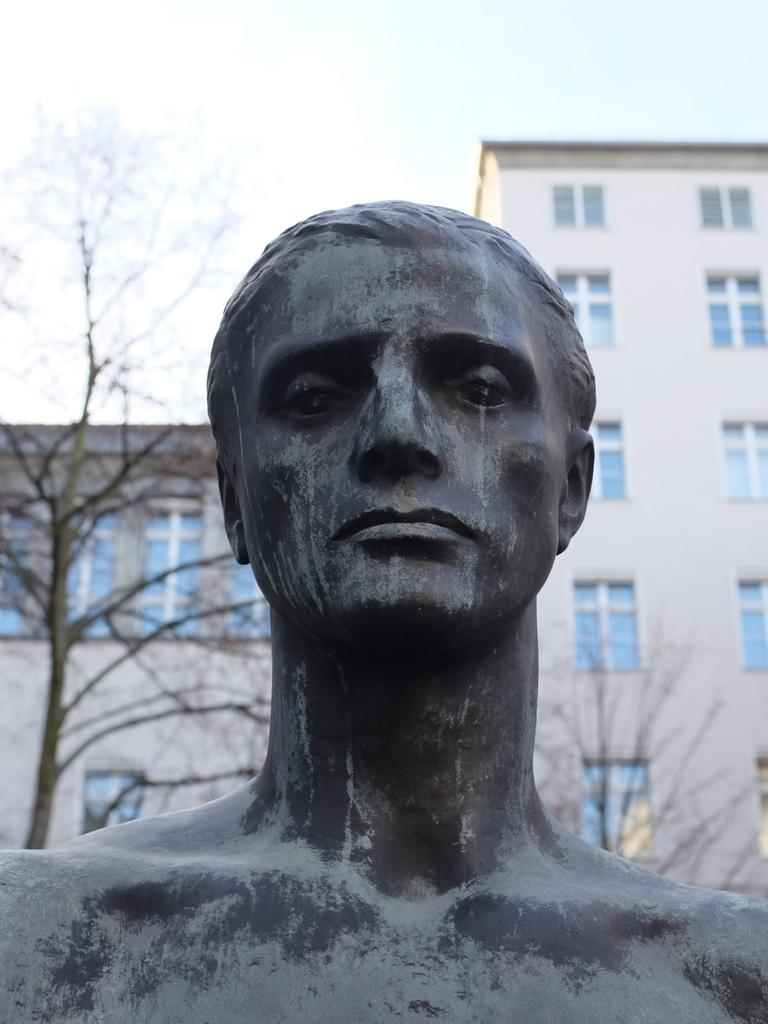 Kopf der Bronzestatue eines jungen Mannes vor der Gedenkstätte Deutscher Widerstand an der Berliner Stauffenbergstraße.