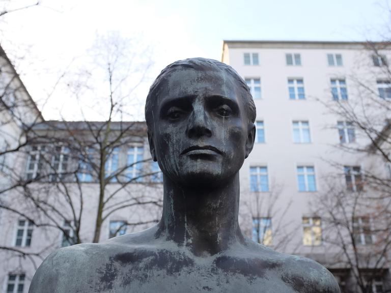 Kopf der Bronzestatue eines jungen Mannes vor der Gedenkstätte Deutscher Widerstand an der Berliner Stauffenbergstraße