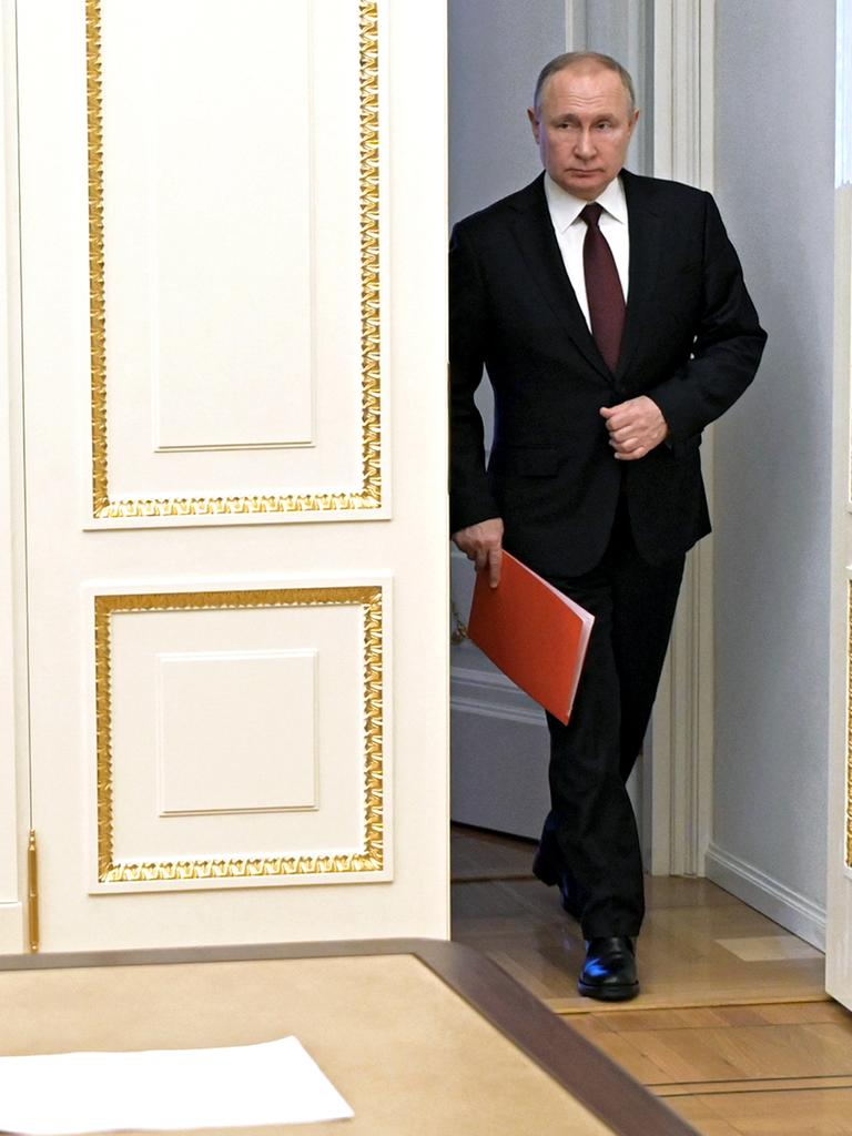 Der russische Präsident Wladimir Putin betritt einen Raum im Kreml