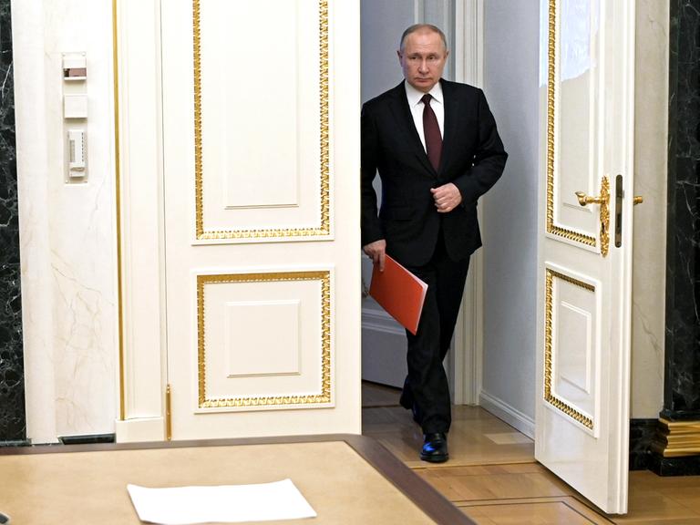 Der russische Präsident Wladimir Putin betritt einen Raum im Kreml