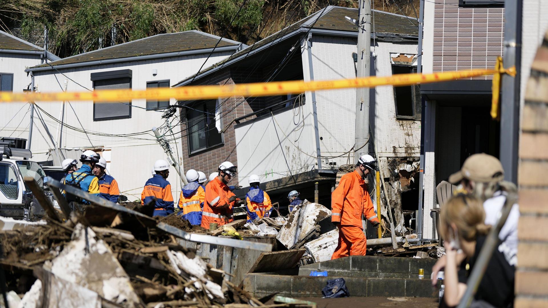 Ein Haus in Miura in der Präfektur Kanagawa (Ostjapan), das durch einen Schlammstrom zerstört wurde.
