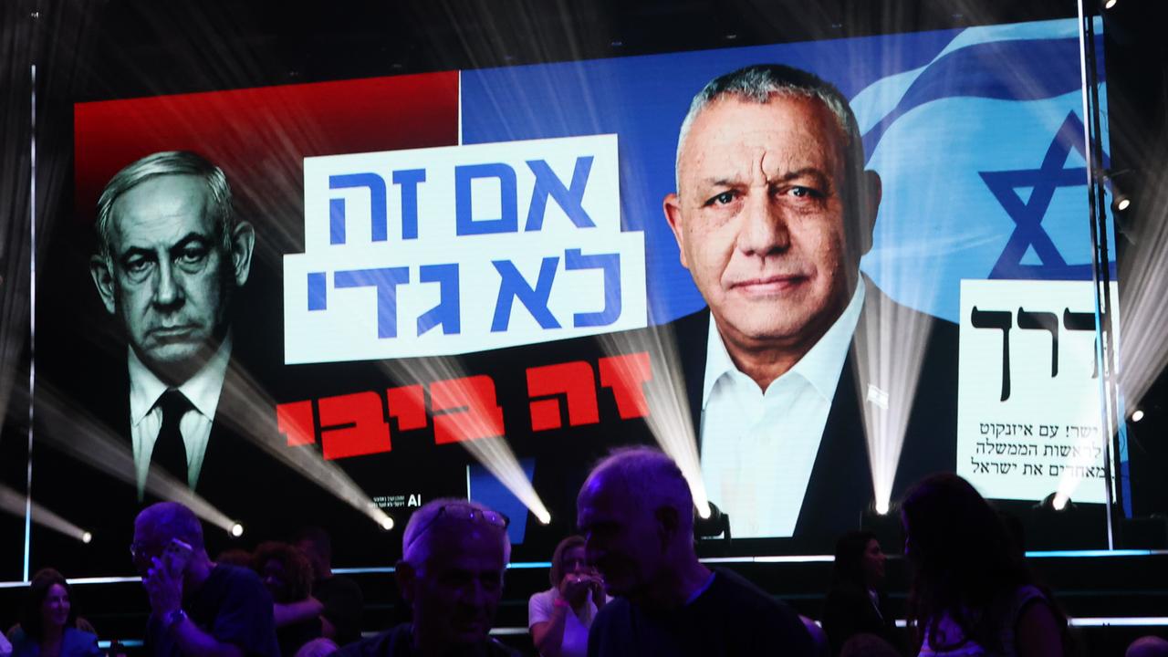 Netanjahu und Eisenkot sind auf einem großen Plakat abgebildet, Netanjahu mit rotem, Eisenkot mit blauem Hintergrund. Netanjahu und Eisenkot sind auf einem großen Plakat abgebildet, Netanjahu mit rotem, Eisenkot mit blauem Hintergrund.