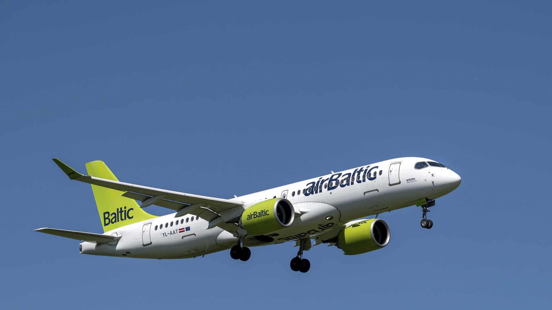 Ein Flugzeug der Fluggesellschaft AirBaltic, YL-AAT, Airbus A220-300, in der Luft. Ein Flugzeug der Fluggesellschaft AirBaltic, YL-AAT, Airbus A220-300, in der Luft.
