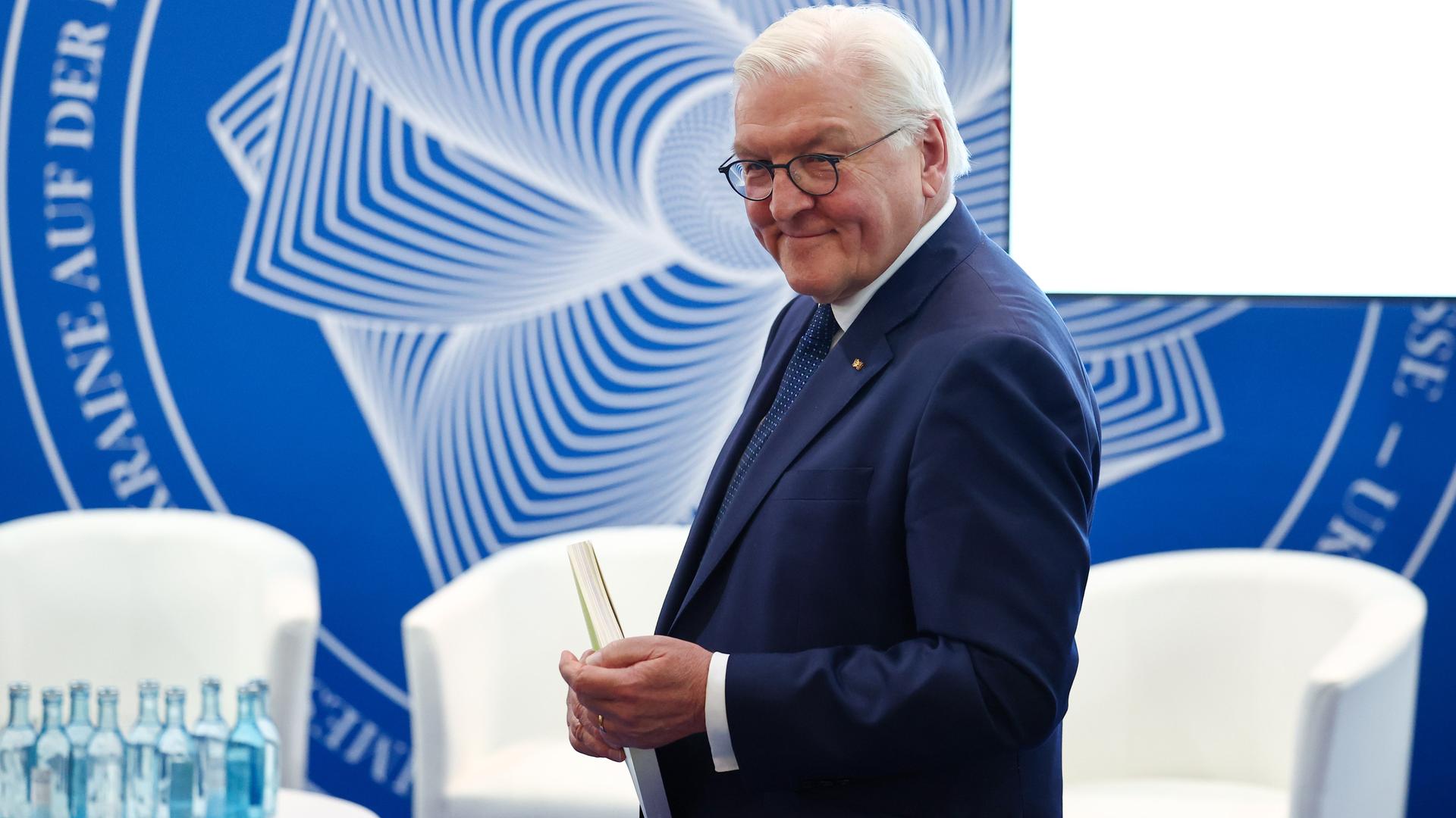 Leipzig: Bundespräsident Frank-Walter Steinmeier besucht die Leipziger Buchmesse. Er lächelt und hält ein Buch in der Hand. Leipzig: Bundespräsident Frank-Walter Steinmeier besucht die Leipziger Buchmesse. Er lächelt und hält ein Buch in der Hand.