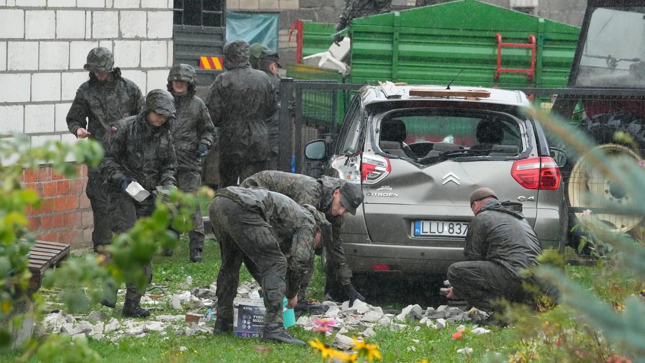 Aufräumarbeiten rund um ein zerstörtes Dach und ein Auto, nachdem russische Drohnen den polnischen Luftraum verletzt haben