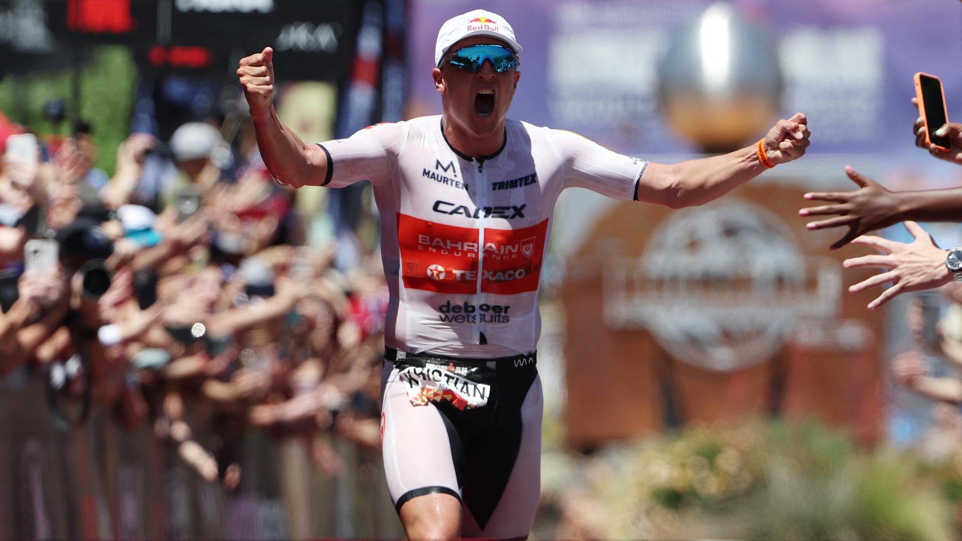 Der norwegische Sportler Kristian Blummenfelt jubelt nach seinem Erfolg bei der Ironman-WM in St. George in Utah.