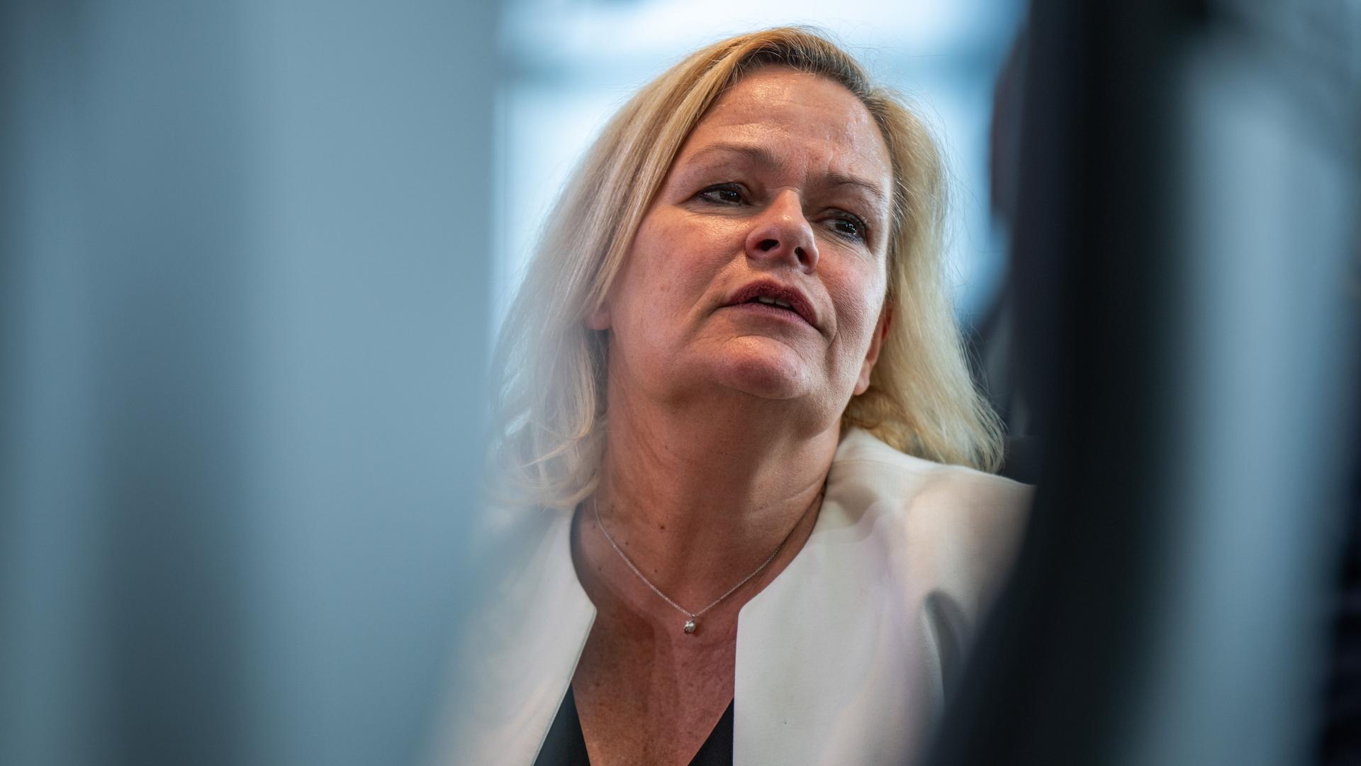 Nancy Faeser (SPD), Bundesministerin des Innern und Heimat, wartet auf den Beginn der Sitzung des Bundeskabinetts im Kanzleramt. Nancy Faeser (SPD), Bundesministerin des Innern und Heimat, wartet auf den Beginn der Sitzung des Bundeskabinetts im Kanzleramt.