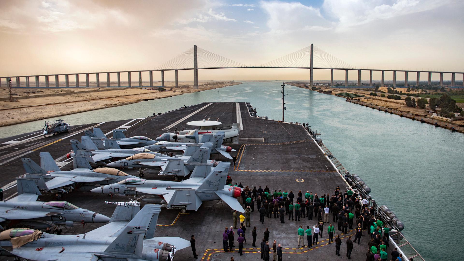 US-Flugzeugträger nähert sich der Brücke über den Suezkanal