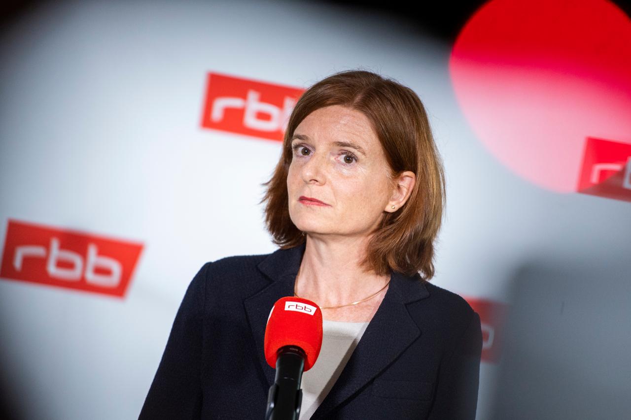 Katrin Vernau, die neue Interimsintendantin beim RBB, steht bei einer Pressekonferenz nach der RBB-Rundfunkratssitzung vor einem Mikrofonen mit rbb-Symbol.