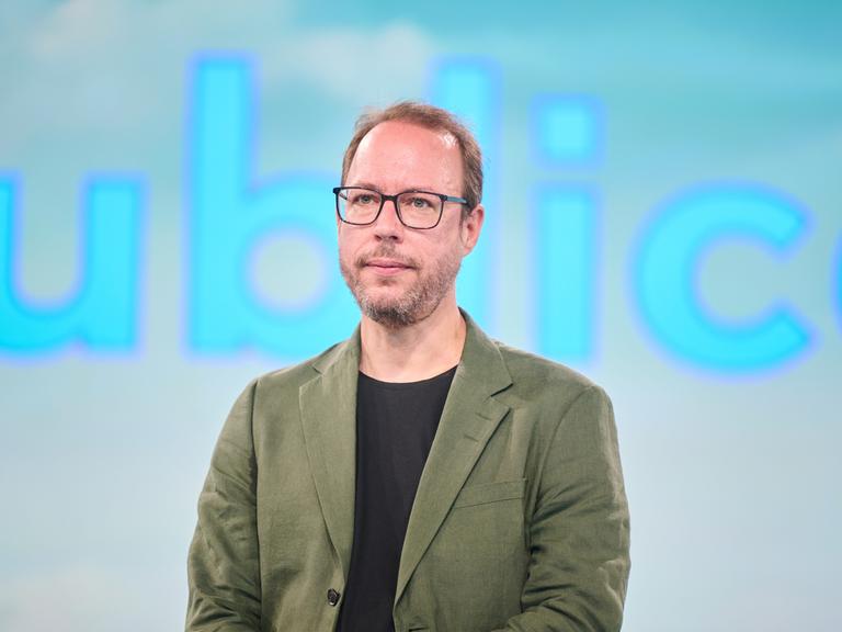 Republica Mitgründer Markus Beckedahl steht auf der Bühne und begrüßt die Gäste zur Konferenz 2022.