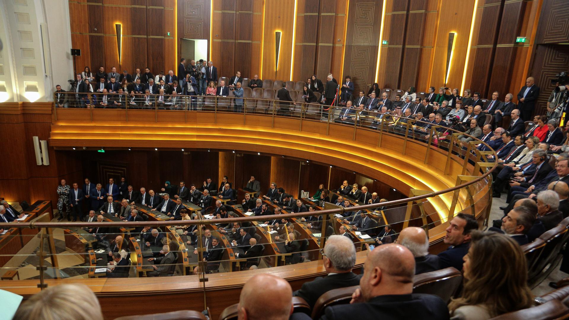 Blick in das voll besetzte Parlament in Beirut Blick in das voll besetzte Parlament in Beirut