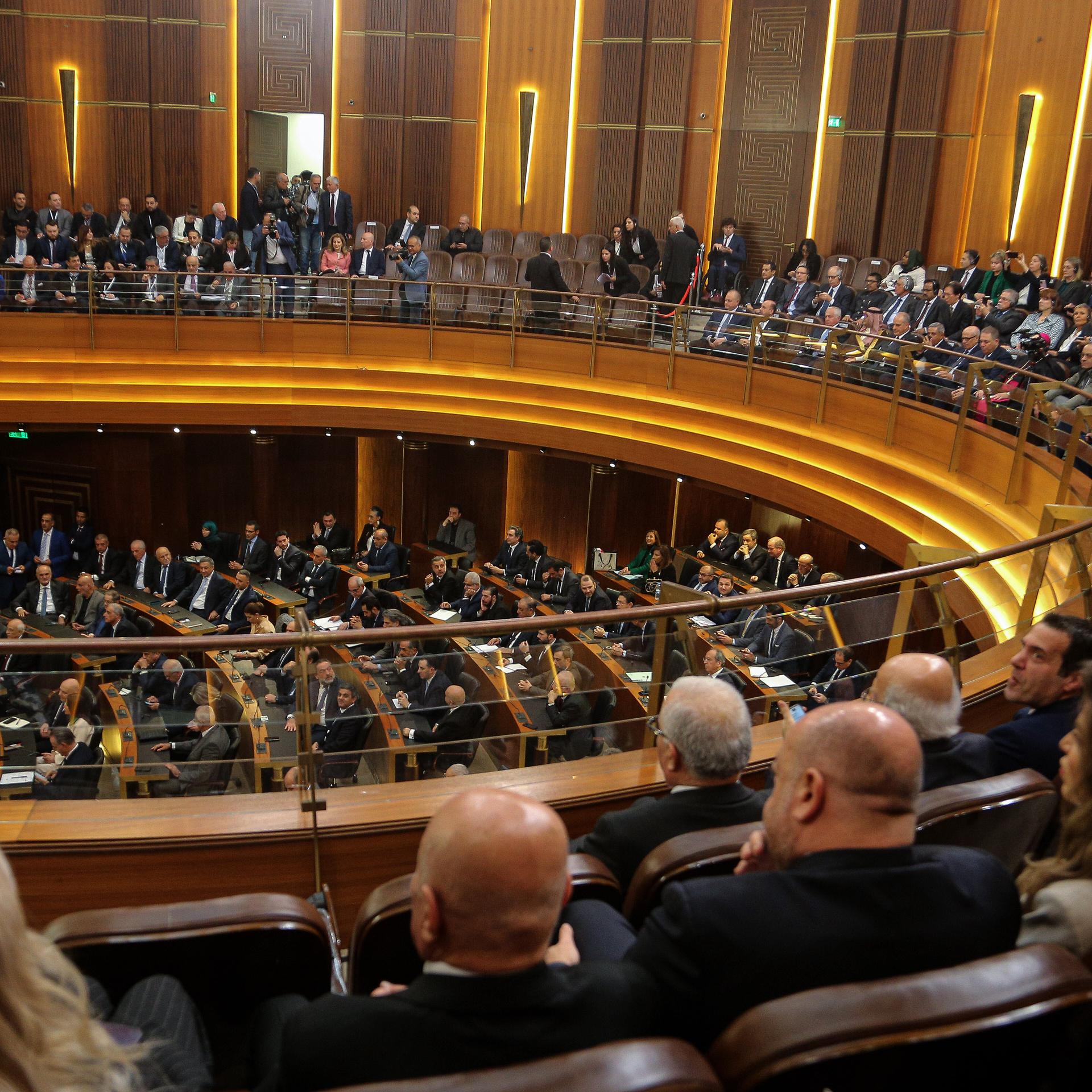 Blick in das voll besetzte Parlament in Beirut.