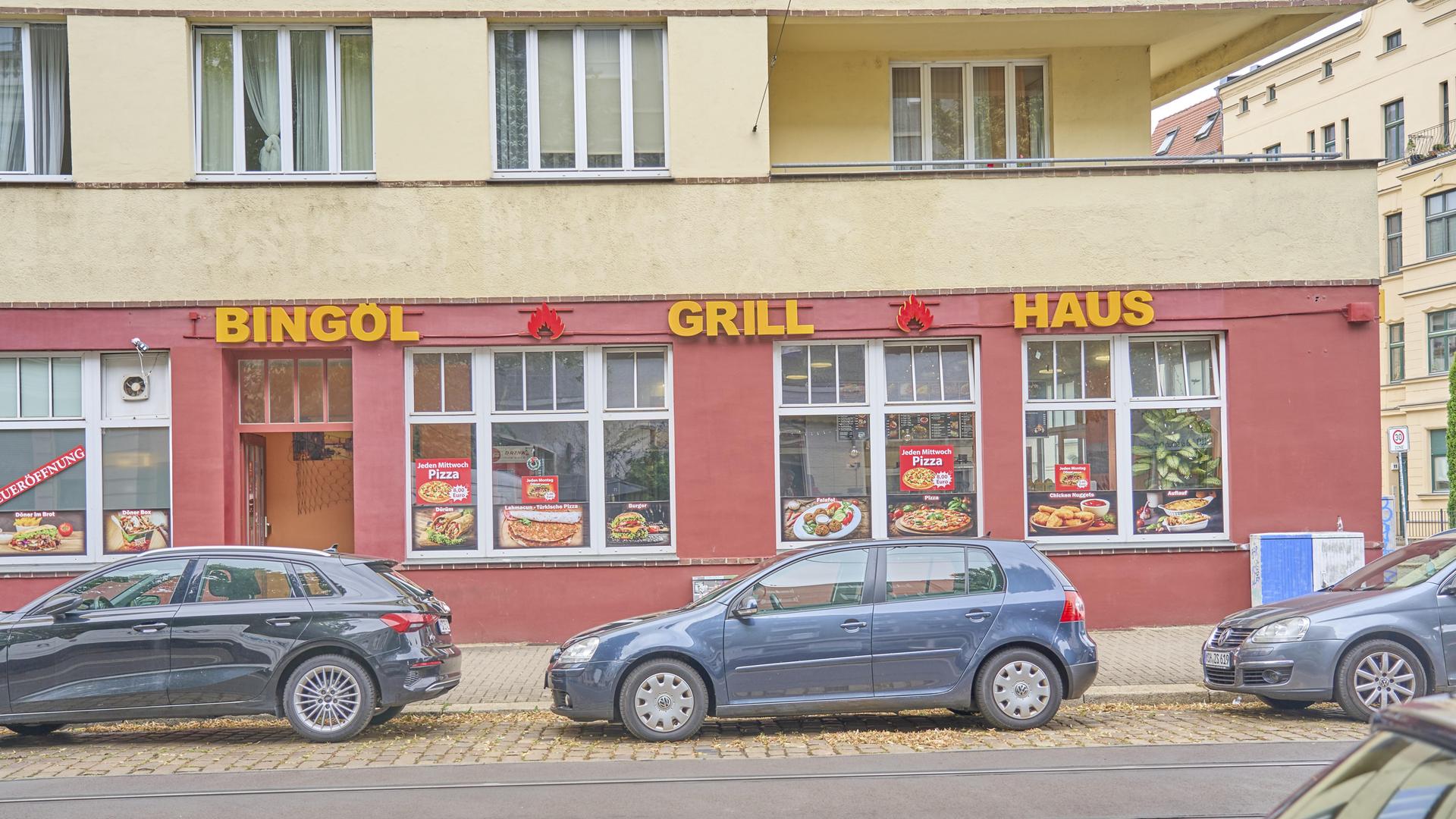 Das türkische Bingöl Grill Haus in Magdeburg. Vor dem Geschäft parken einige Autos. 