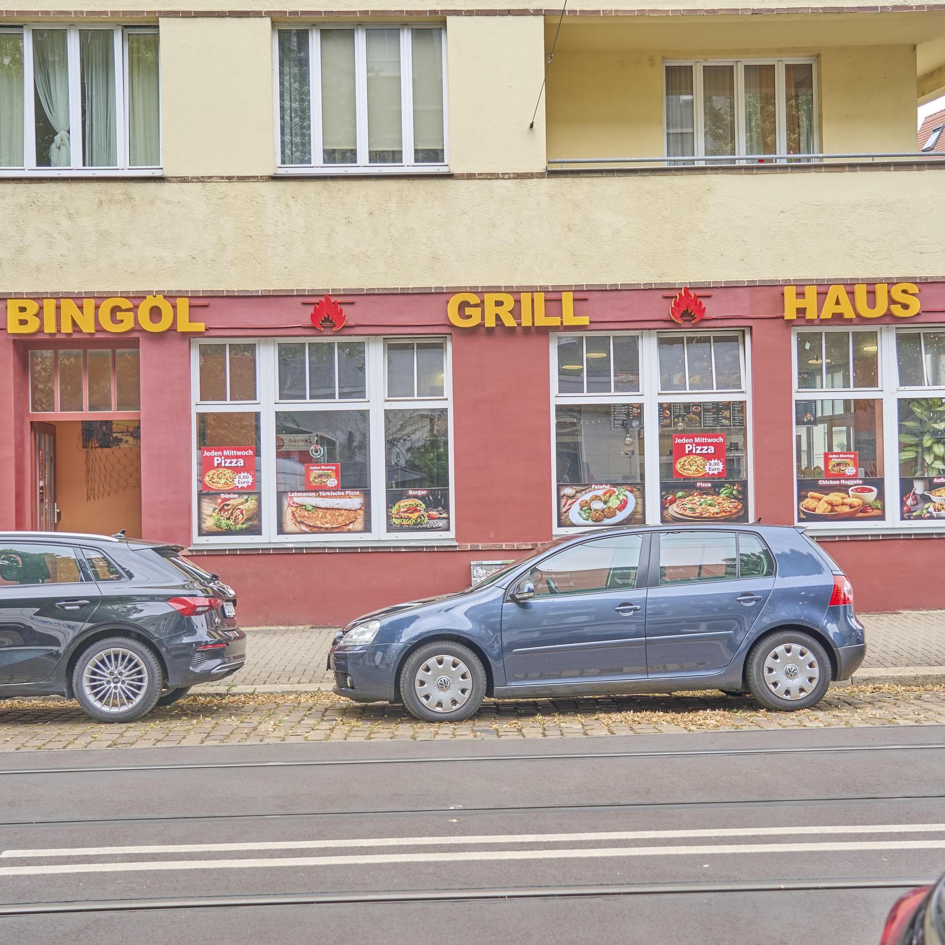 Das türkische Bingöl Grill Haus in Magdeburg. Vor dem Geschäft parken einige Autos. 