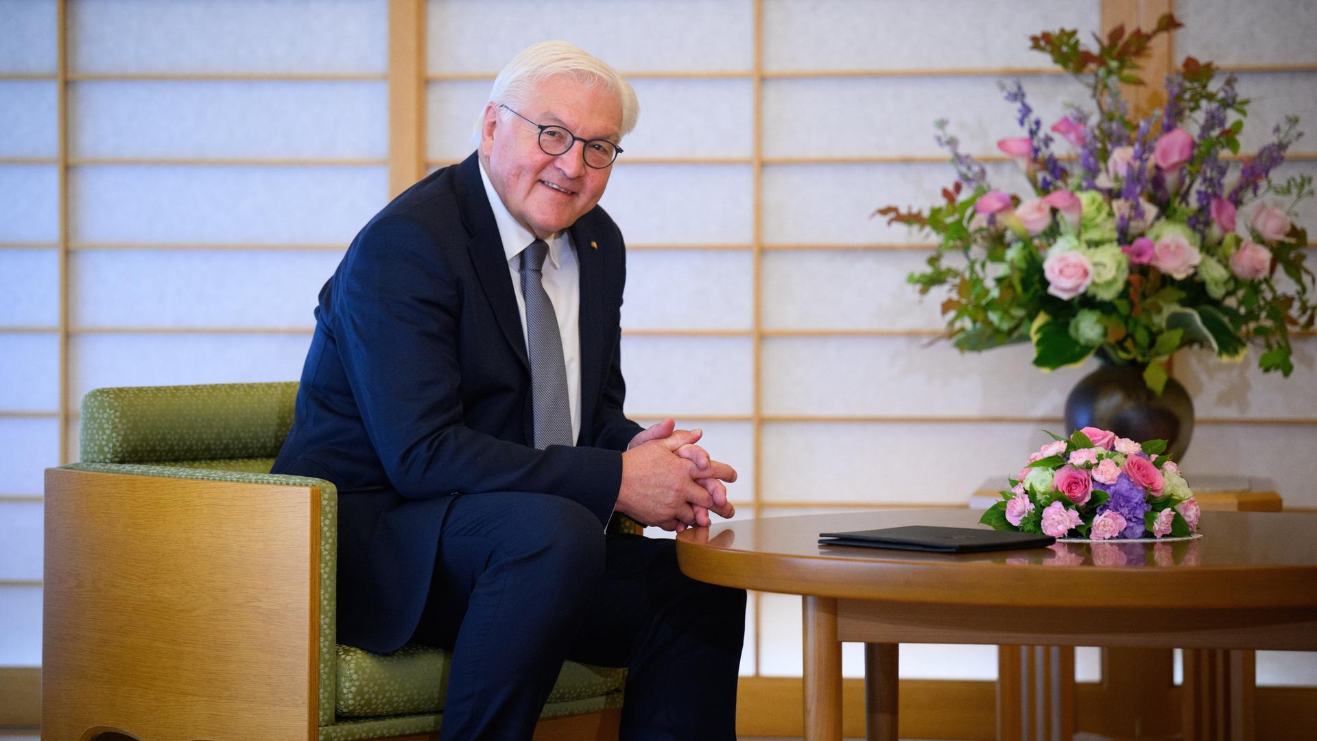Bundespräsident Frank-Walter Steinmeier sitzt bei einem Gespräch mit dem Kaiser von Japan im Kaiserpalast. 
