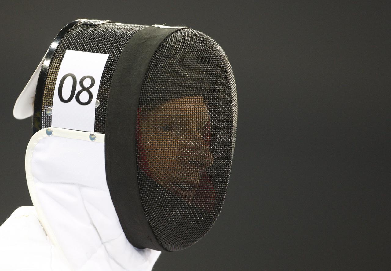 Steffen Gebhardt, Deutschland, Modernen Fünfkampfs während der Olympischen Spiele in Peking. Beim Fechten darf die Maske mit einem Geflecht aus Draht als Kopfschutz nicht fehlen. 