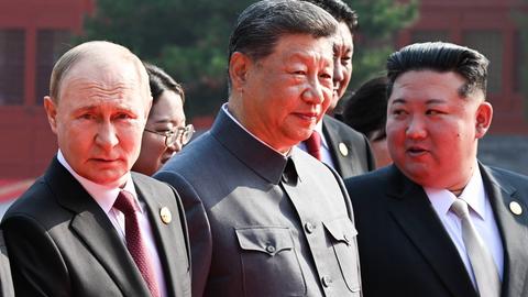 Xi Jinping (m) tritt mit Putin (l) und Kim Jong Un (r) an seiner Seite vor die Kameras.