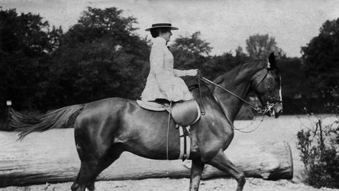 schwarz-weiß Bild: Frau auf Pferd.